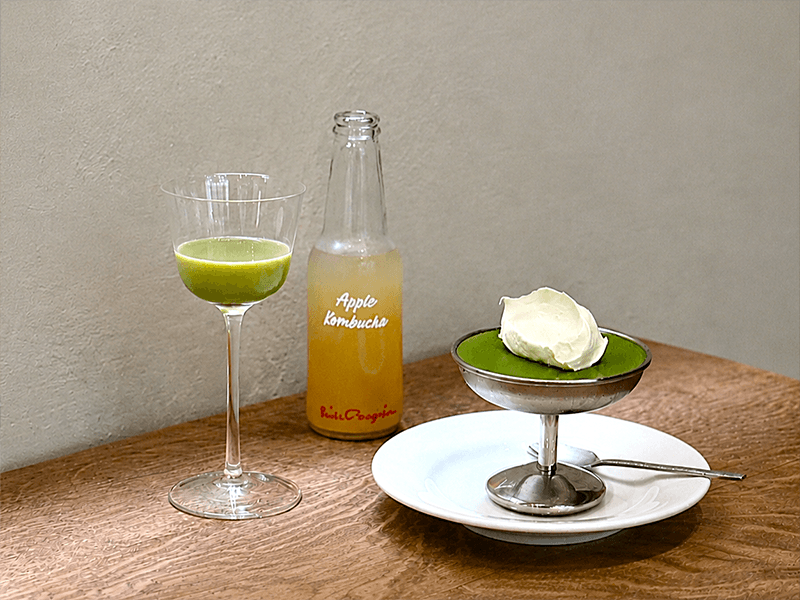 Matcha latte and iced matcha service in a café